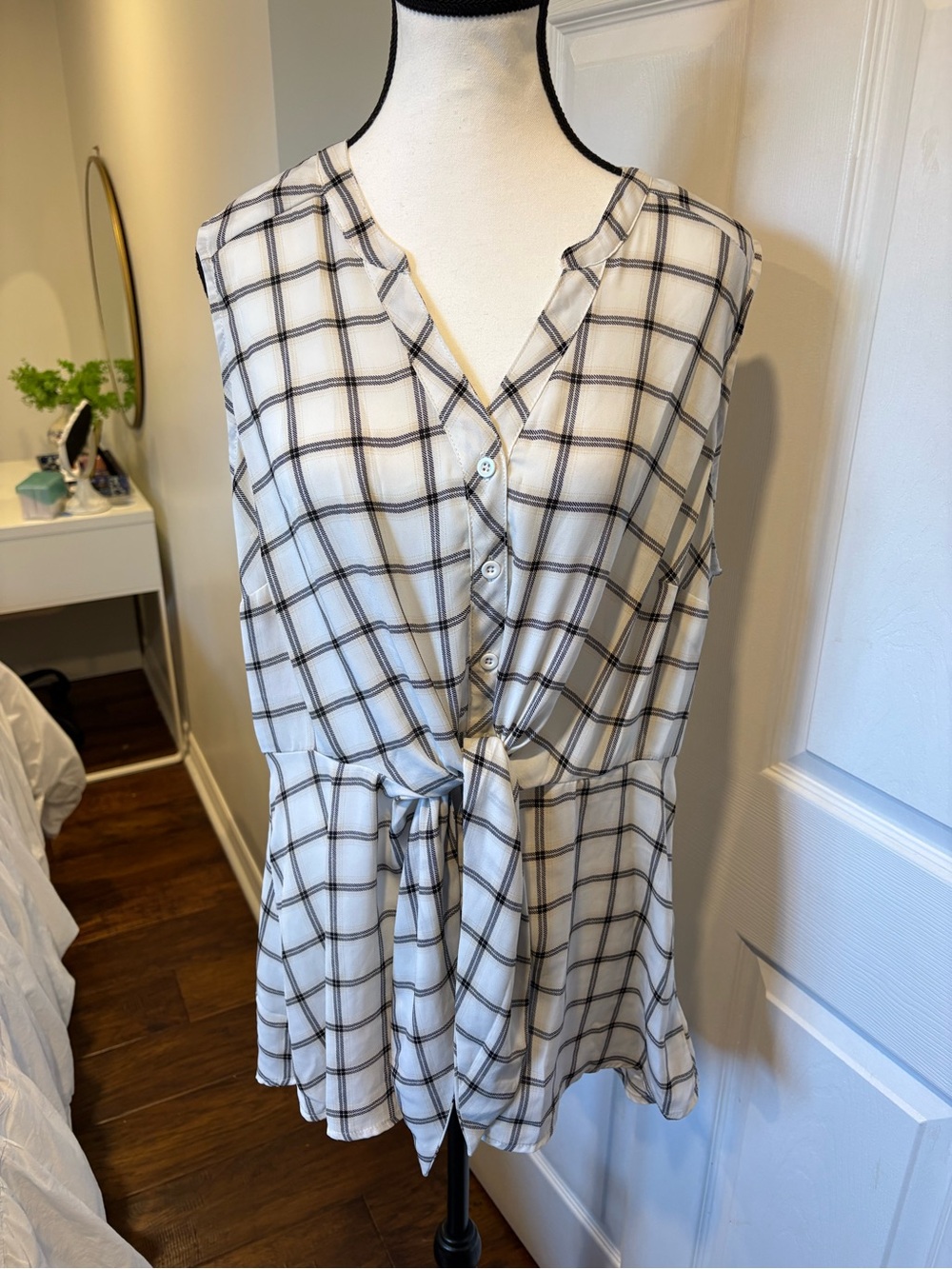 🌷Torrid Windowpane Tie Front Peplum Blouse 1X Black White Sleeveless 3/$30